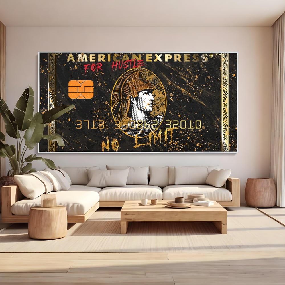 Tablou canvas cu tablou canvas cu card bancar, in rama de aluminiu argintiu, pe perete intr-un living